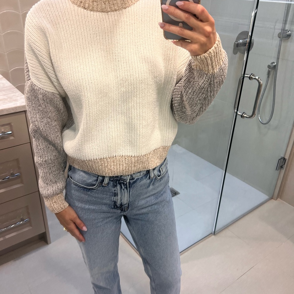 Abercrombie & Fitch Cream and Gray Turtleneck Sweater